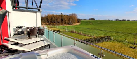 Balkon mit Außenwhirlpool