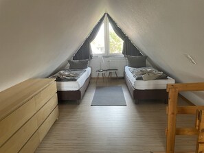Spitzboden, Schlafzimmer 4 mit 2 Betten