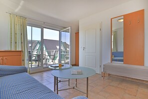 Ostseeblick Ferienhaus - Blick auf den offenen Wohnbereich mit Terrassenzugang