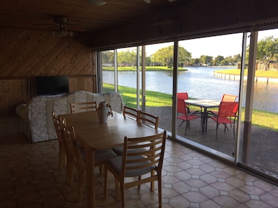  Florida Home at the Lake, Comfortable & Spacious House  *UPDATED & RENOVATED*