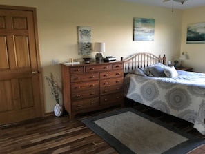 Large master suite with queen bed