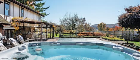 Hot tub with lights and seating for 6