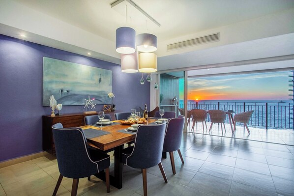Dining table with seating for 6 and amazing view