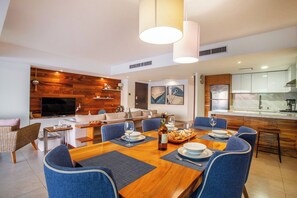 Dining table with seating for 6 and amazing view