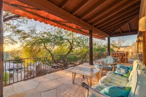 Experience the breathtaking beauty of Arizona's vibrant sunsets, right from the comfort of the loft patio. 🌆⛅
