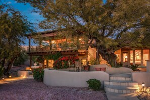 Experience the allure of enchanting Arizona nights at our breathtaking desert ranch oasis with the Garden Casita nestled in the lower left, the Loft Casita in the upper left and the Cabin Casita stands gracefully on the right. Unwind and embrace the starlit beauty. 🌵🌙🏡 #DesertDreams