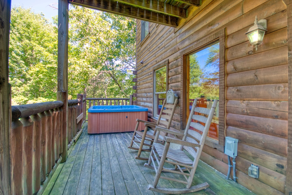 Beautiful log cabin less than 5 miles to Gatlinburg, Pigeon Forge, The Park