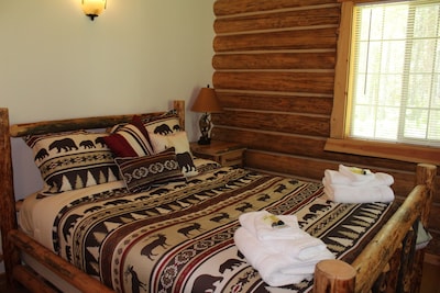 West Glacier Log Cabin, Sleeps 4, with Lake Views