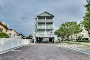 My Myrtle Beach Retreat is 3 floors of Luxury. Resort B faces the parking lot