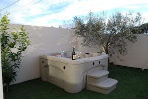 Bain à remous extérieur