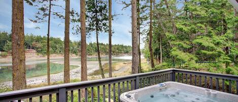 Hot tub looking out on Neil Bay
(call for off-season rates for hot tub use)