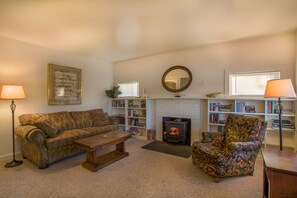 Living room is furnished with a sleeper sofa and has a electric fireplace insert. Enjoy the flat screen TV with satellite tv, bring your favorite DVD, or simply enjoy the peaceful view of the bay.