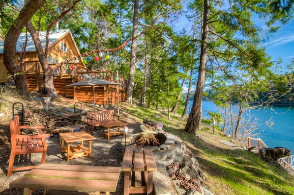 Enjoy all that Neil Bay has to offer from this beautiful cabin 
*Fire pits are not usable from May 1st-September 30th due to county burn ban and safety of property and neighboring areas. Ban is usually lifted October 1st if/when conditions and weather are favorable. Firewood not provided.