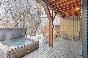 Private Back Deck | Hot Tub | Dining Table | Gas Grill