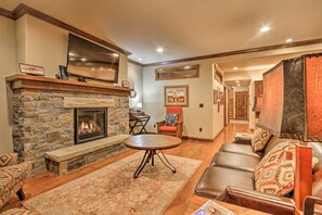 Living Room | Gas Fireplace | Cable TV