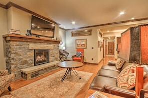Living Room | Gas Fireplace | Cable TV