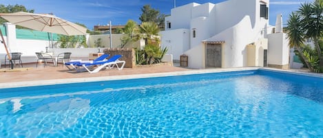Villa für zehn Personen mit herrlicher Terrasse und Pool