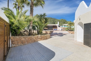 entrance with parking space