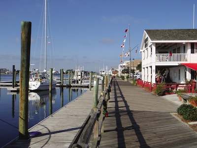 Pet-Friendly Suites with a small fee, short walk to Beaufort Waterfront