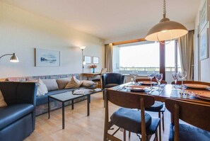 Wohnzimmer mit Essbereich, Ferienwohnung Nr. 80, St Peter Ording Bad, Haus Atlantic,  Alter Badweg 11-15
