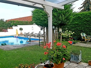 Garten mit Pool