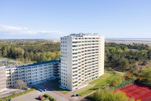 Haus Atlantic, St. Peter-Ording (SPO) - Luftbild mit Meerespanorama