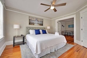Bedroom 2 (King Bed)