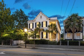 Vieux Carre: Charm and Convenience!