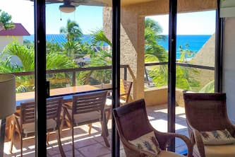 Downtown Kona Condo w/ Pool Access: Walk to Beach!