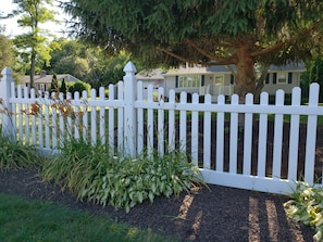 who doesn't like a white picket fence?