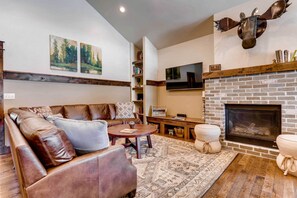 Living Room | Gas Fireplace