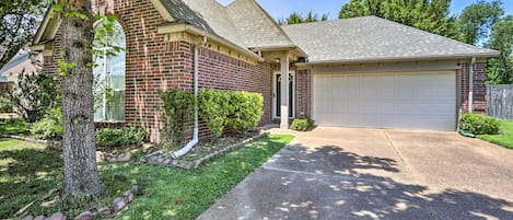 Memphis Vacation Rental | 3BR | 2BA | 1,400 Sq Ft | Steps Required