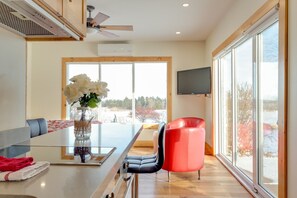 View from Kitchenette to bedroom/living area
