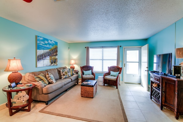 Destin Vacation Rental | 2BR | 2.5BA | 1,400 Sq Ft | Stairs Required