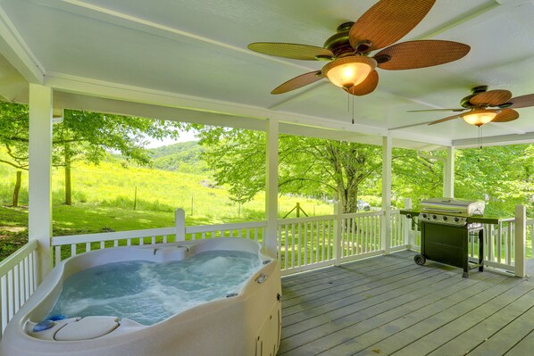 Marshall Vacation Rental | 1BR | QBA | 750 Sq Ft | Stairs Required for Access