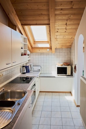 Ferienwohnung 77qm, 1 Schlafzimmer, Kachelofen, Balkon-Schöne separate Küche mit neuen Geräten
