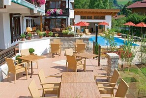 Gästehaus Weißes Rössl (DE Reit im Winkl) - Mayer Hanns Rudolf - 98230-Frühstücksterrasse und Pool