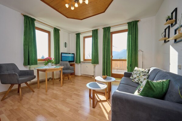 Ferienwohnung Chiemsee für 1-2 Personen (50 qm, OG)-Wohnzimmer mit Blick auf Balkon