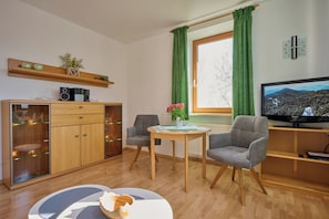Ferienwohnung Chiemsee für 1-2 Personen (50 qm, OG)-Wohnzimmer