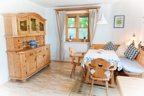 gemütliche Ferienwohnung- 4 Personen, 75qm, 1 Schlafzimmer,  großer Terrasse-gemütlicher Tisch