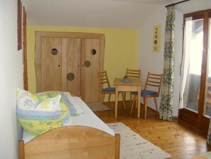 Ferienwohnung 1 - 80 m² für 2-4 Pers. großer Wohnraum, 2 Schlafzimer, Sep. Küche, Balkon