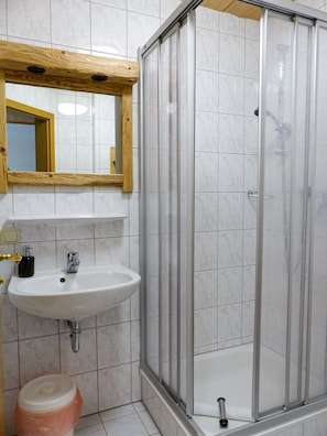 Ferienwohnung Nr. 3, 1-2 Personen, 35 qm, Balkon, W-LAN, 1 Schlafzimmer, Ostseite-Bad