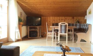 Ferienwohnung 1-4 Pers., 65 m², 2 SZ, Wohnzimmer, Kochnische, 2x  Dusche/WC, Balkon-Essbereich im Wohnzimmer