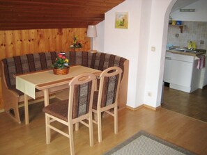 Ferienwohnung 1-4 Pers., 65 m², 2 SZ, Wohnzimmer, Kochnische, 2x  Dusche/WC, Balkon-Essecke mit Durchgang zur Küche