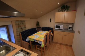 Ferienwohnung Maibaum, mit Balkon und separater Küche-Küche