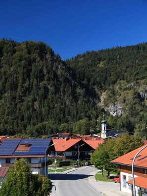 Ferienwohnung Maibaum, mit Balkon und separater Küche-Blick vom Balkon ins Dorf