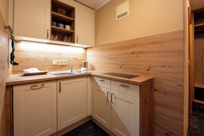 (11)Drei-Raum-Ferienwohnung,49qm, 2-4 Personen, 2 Extra-Schlafzimmer, Küche, Balkon-Küche 11