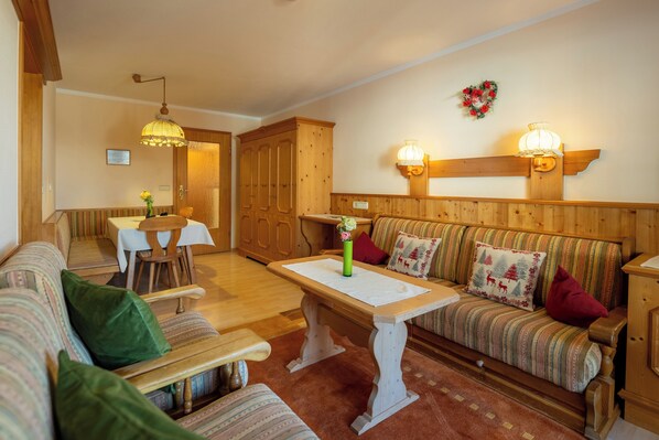 (11)Drei-Raum-Ferienwohnung,49qm, 2-4 Personen, 2 Extra-Schlafzimmer, Küche, Balkon-Wohnzimmer 11