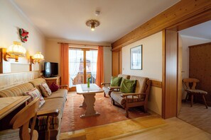 (11)Drei-Raum-Ferienwohnung,49qm, 2-4 Personen, 2 Extra-Schlafzimmer, Küche, Balkon-Wohnzimmer Balkon 11