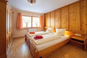 (11)Drei-Raum-Ferienwohnung,49qm, 2-4 Personen, 2 Extra-Schlafzimmer, Küche, Balkon-Großes Schlafzimmer 11